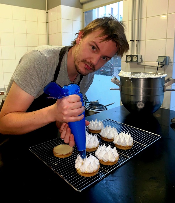Le pâtissier devant les tartes au citron.
