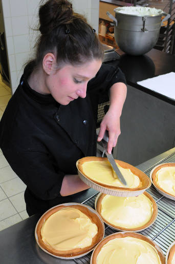 La fabrication de la tarte citron meringuée.