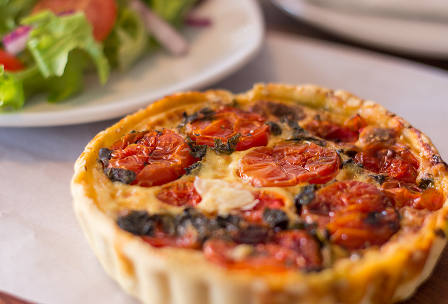 Une quiche avec salade